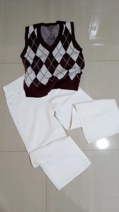 Conjunto blusa blanca y pantalón marrón - miniatura 2