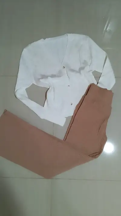 Conjunto blusa blanca y pantalón marrón - miniatura 3
