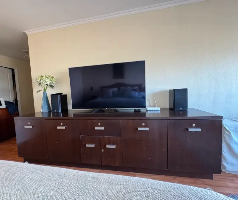 Mueble de TV de madera amplio - 1