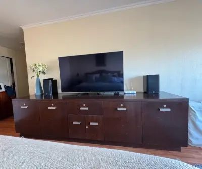 Mueble de TV de madera amplio - miniatura 1