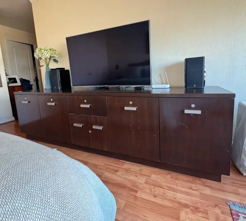 Mueble de TV de madera amplio - 2