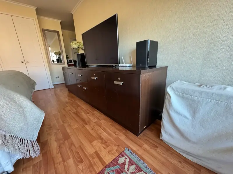 Mueble de TV de madera amplio - 3
