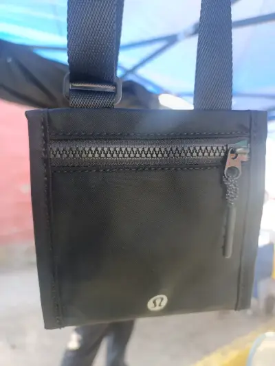 Bolso cruzado negro Lululemon compacto - miniatura 1