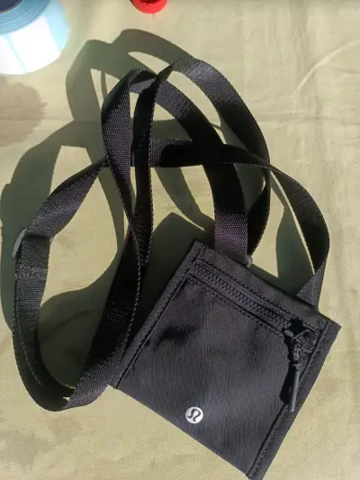 Bolso cruzado negro Lululemon compacto - miniatura 2