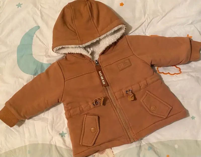 Chaqueta de bebé con capucha color marrón