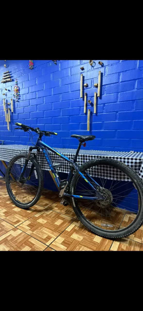 Bicicleta Trek montaña azul en buen estado