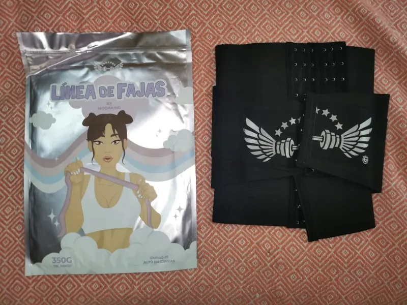 Faja reductora negra con diseño deportivo - 3