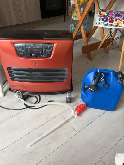 Estufa a parafina Toyotomi con accesorios - miniatura 1