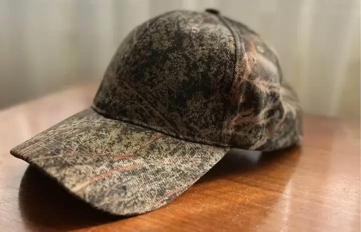 Gorra camuflada estilo militar