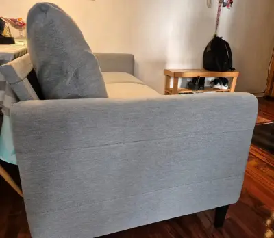 Sofá gris de tres plazas moderno - miniatura 4