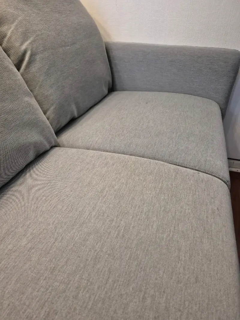 Sofá gris de tres plazas moderno - 5