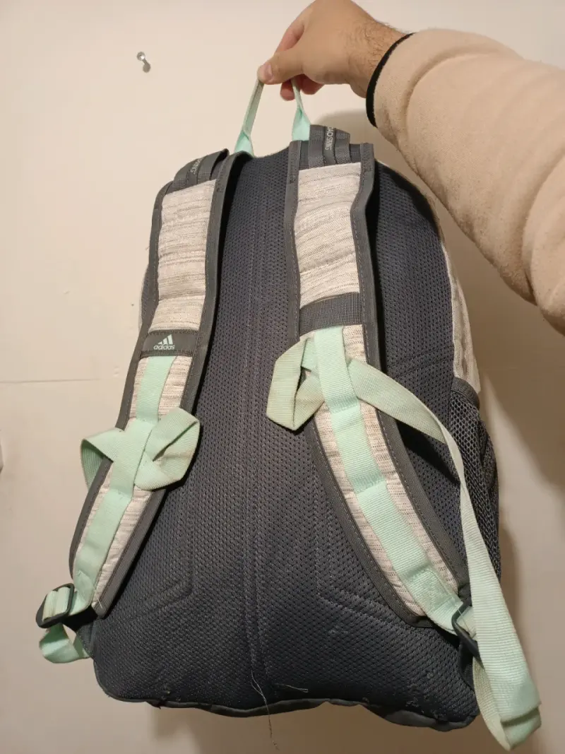 Mochila Adidas gris con detalles verdes - 2