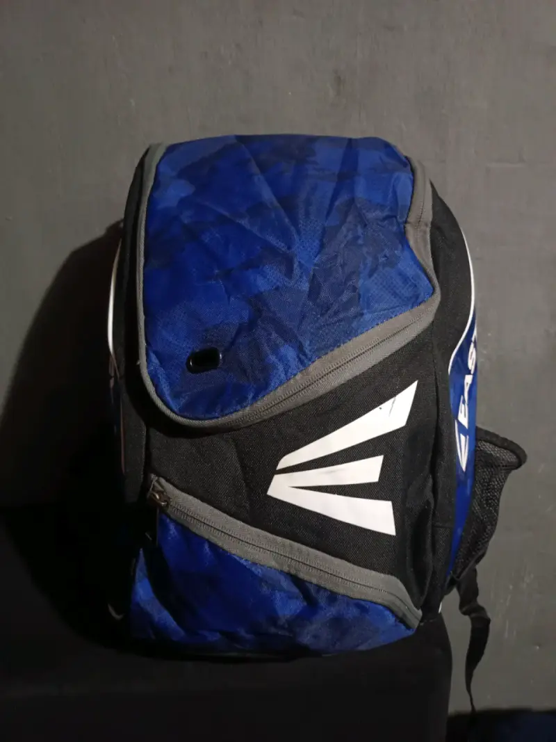 Mochila deportiva azul con diseño moderno - 1