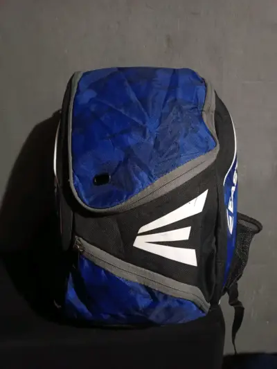 Mochila deportiva azul con diseño moderno - miniatura 1