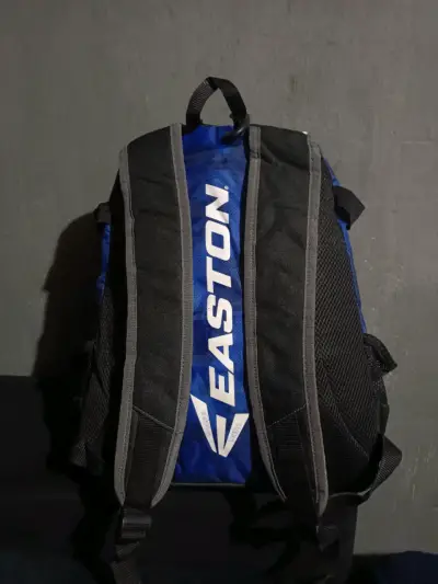 Mochila deportiva azul con diseño moderno - miniatura 2