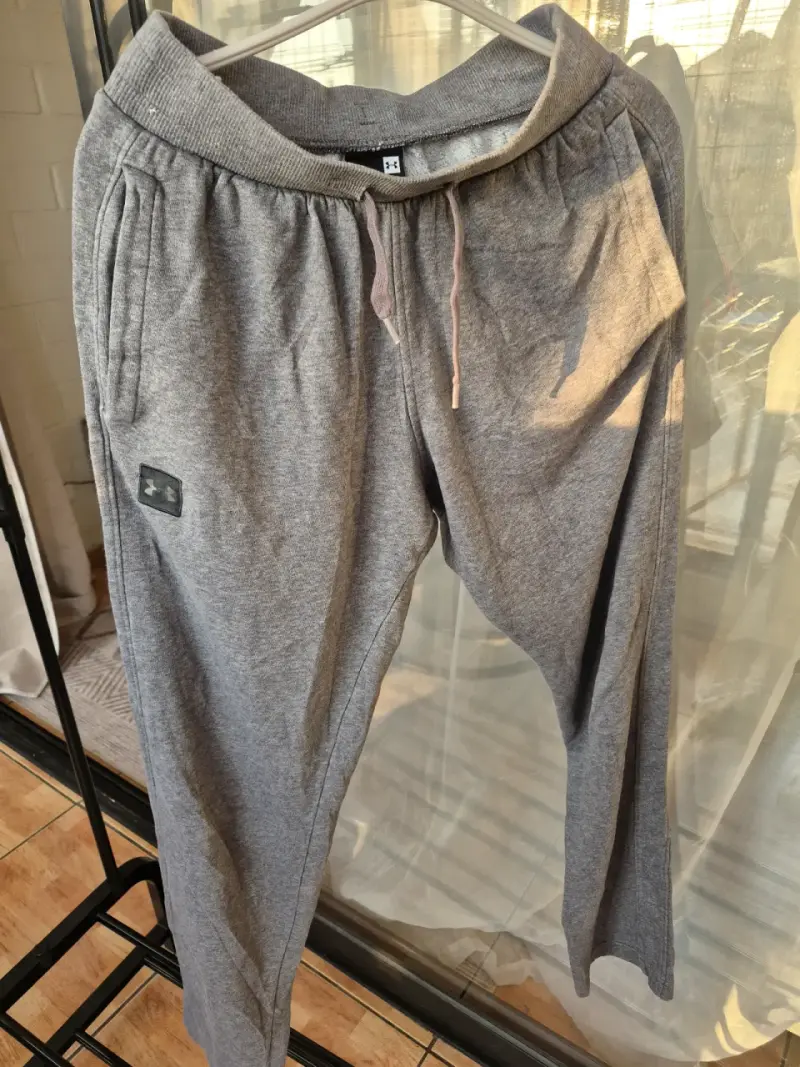 Pantalones deportivos grises Under Armour