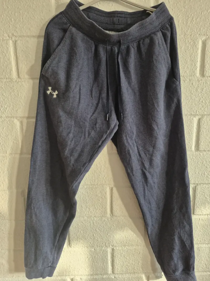 Pantalones deportivos Under Armour gris