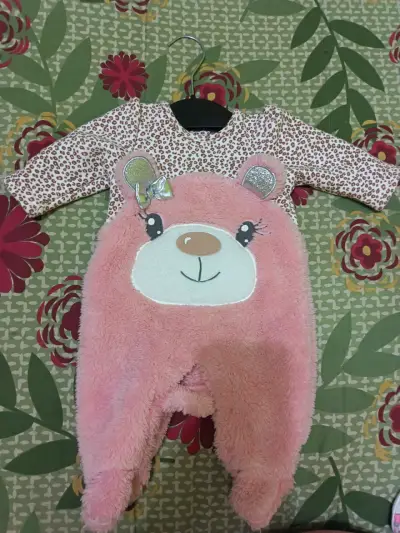 Enterito de bebé con diseño de oso rosado - miniatura 1
