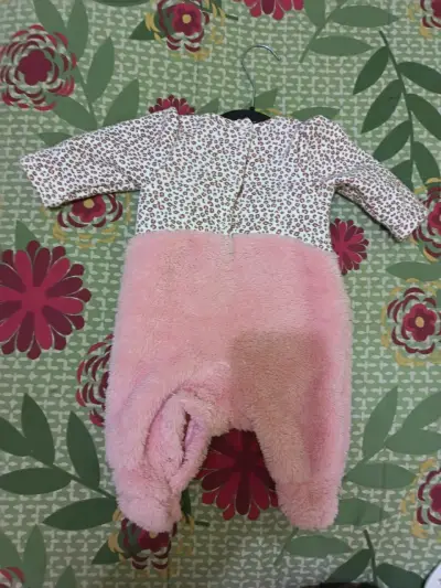 Enterito de bebé con diseño de oso rosado - miniatura 2