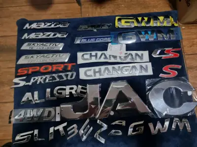 Set de emblemas de autos variados - miniatura 1