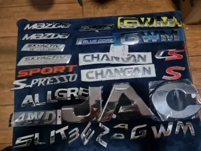 Set de emblemas de autos variados - miniatura 4
