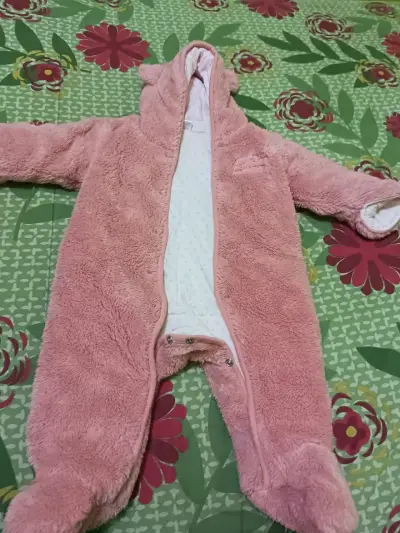 Enterito de bebé con diseño de oso rosado - miniatura 3