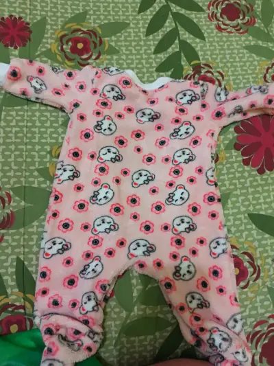 Enterito de bebé con diseño de oso rosado - miniatura 1
