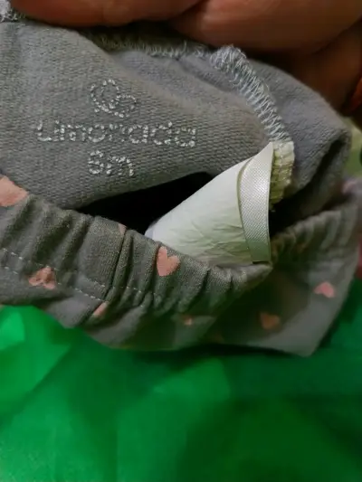 Pantalones de bebé gris con corazones - miniatura 1