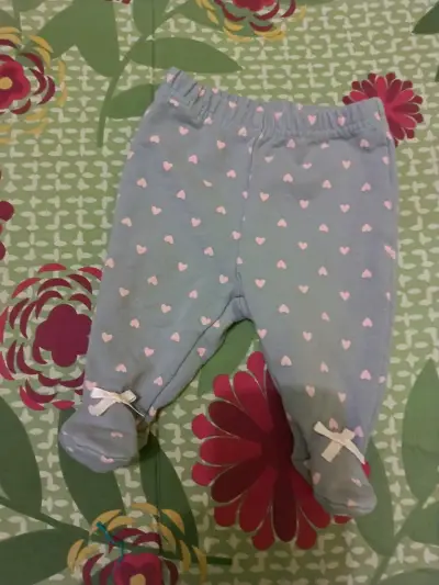 Pantalones de bebé gris con corazones - miniatura 3