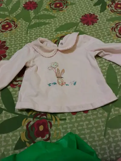 Polera de bebé color crema con botones - miniatura 2