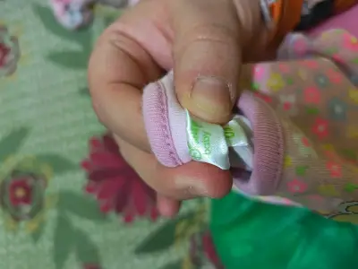 Pijama de bebé con estampado floral - miniatura 1