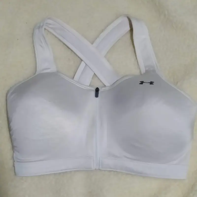 Sostén deportivo Under Armour blanco con cierre. - 1