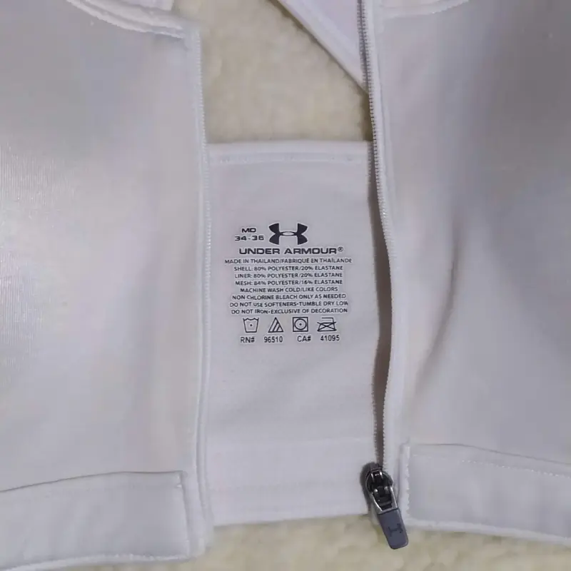 Sostén deportivo Under Armour blanco con cierre. - 3