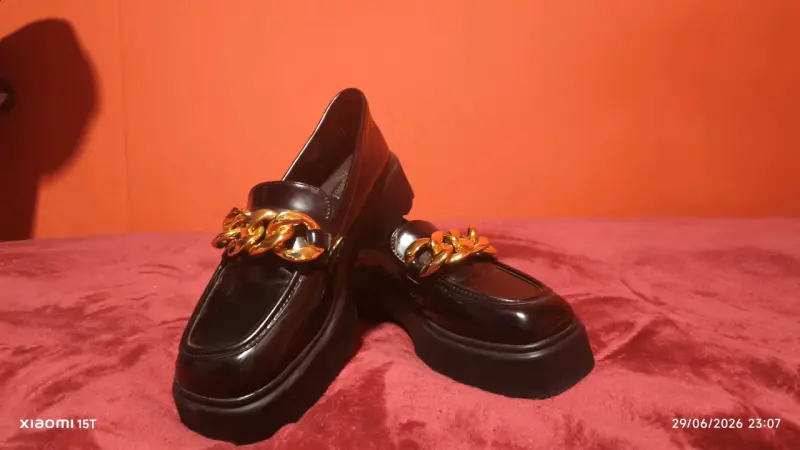 Mocasines negros con cadena dorada - 1
