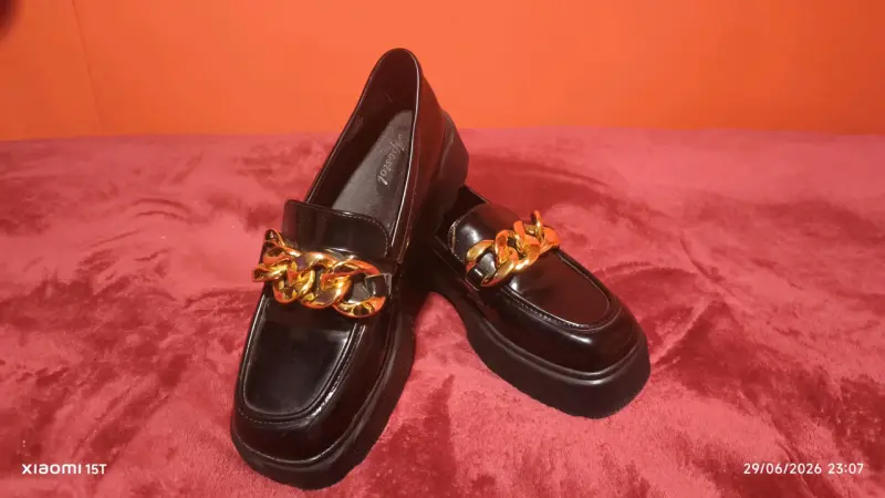 Mocasines negros con cadena dorada - 2