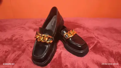 Mocasines negros con cadena dorada - miniatura 2