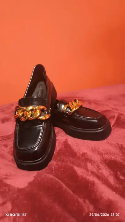 Mocasines negros con cadena dorada - miniatura 3