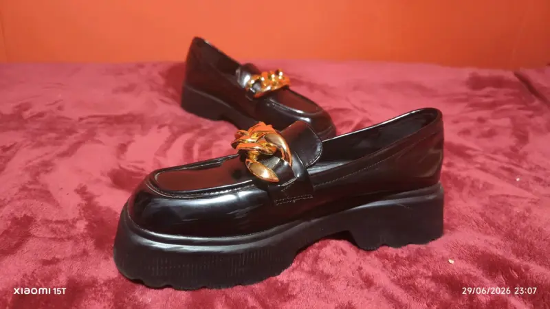 Mocasines negros con cadena dorada - 4