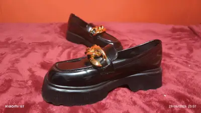 Mocasines negros con cadena dorada - miniatura 4