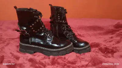 Botas negras de cuero con plataforma - miniatura 1