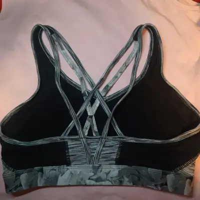 Top deportivo gris con tirantes cruzados Avia - miniatura 2