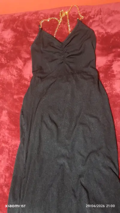 Vestido negro con tirantes de cadena - miniatura 1