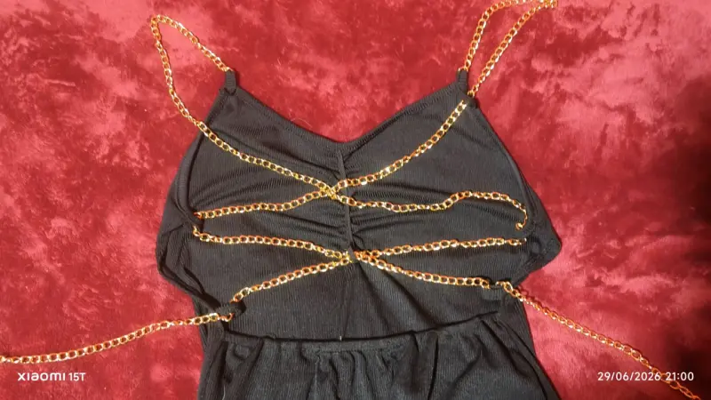 Vestido negro con tirantes de cadena - 4