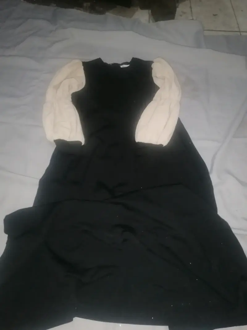 Vestido negro con mangas abullonadas beige - 1