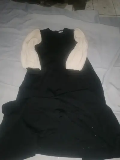 Vestido negro con mangas abullonadas beige - miniatura 1