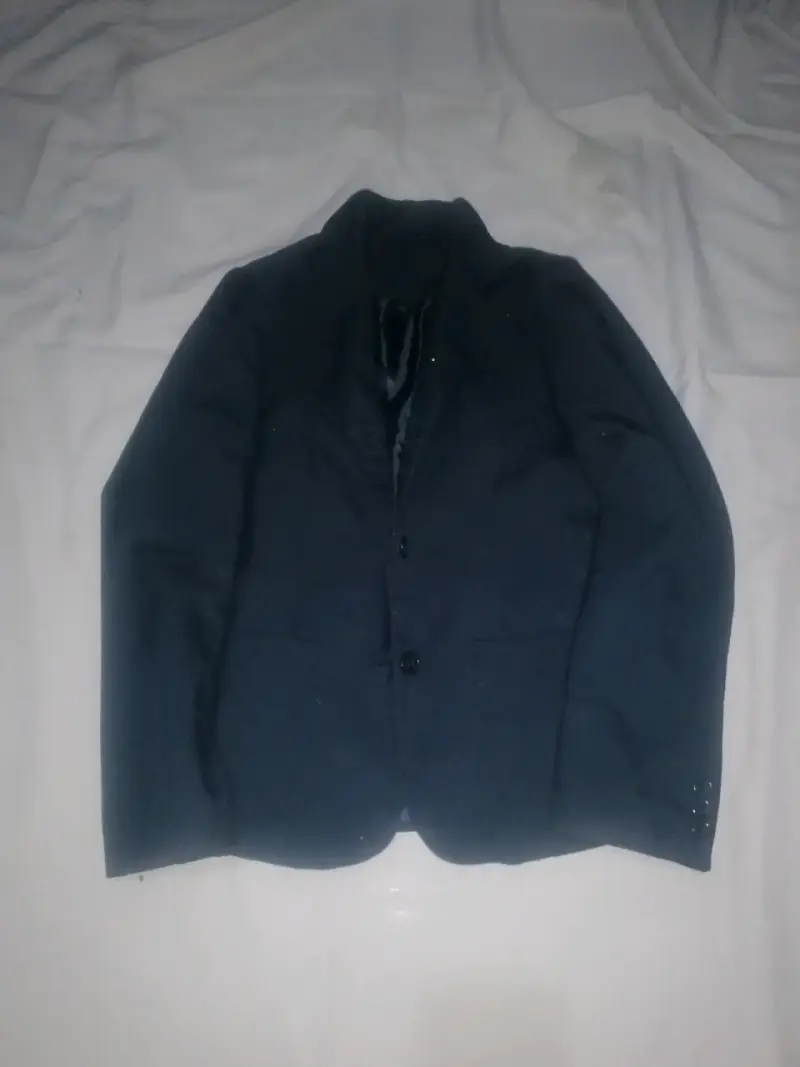 Chaqueta de cuero negra con cierre metálico - 2