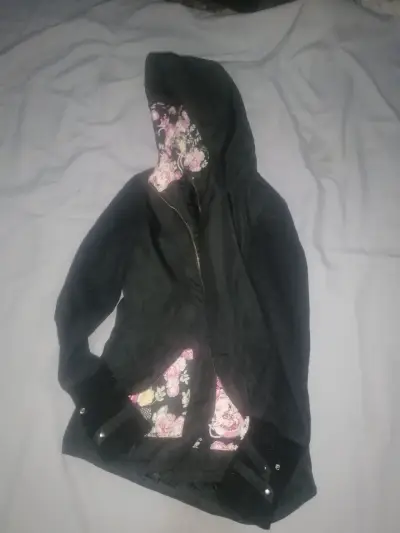 Chaqueta negra con capucha y forro floral - miniatura 1