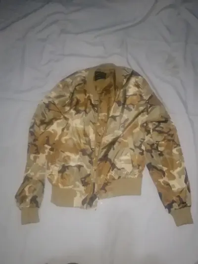 Chaqueta negra con capucha y forro floral - miniatura 3
