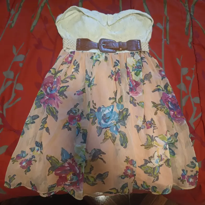 Vestido strapless floral con cinturón