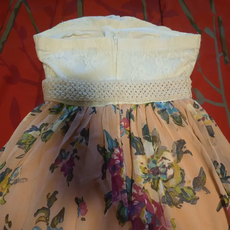 Vestido strapless floral con cinturón - 2